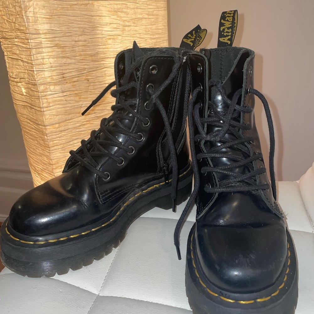 Barely worn Dr.Martens! Size 6!
